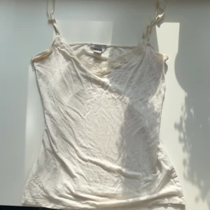 Vitt spetslinne från H&M🤍 - Vitt spetslinne från H&M, jättelent och mjukt. Använt fåtal gånger. Banden är justerbara och är lite skruvade men rätar till sig och blir raka när man har på sig det🤍🤩kommer från H&M och är i storlek S! 