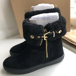 Burberry sherling boots - Burberry sherling kängor i storlek 38. Sparsamt använda.svarta. Kommer med dustbag och skokartong 