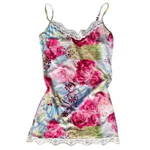 Y2k Lace Top - !-50%!Fantastiskt linne från Brooker från tidigt 00-tal med unikt flerfärgat mönster med blommor och text!🦋💕Gulligt detaljerad med vit spets! Justerbara axelband! I perfekt skick! Stretchigt material, passar en Xs till större M!💋