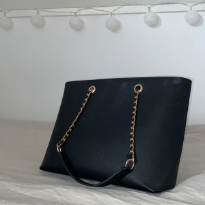 Svart handväska  - En svart stor rymlig handväska. Mycket bra skick. Använd få gånger. Köpt från zalando 