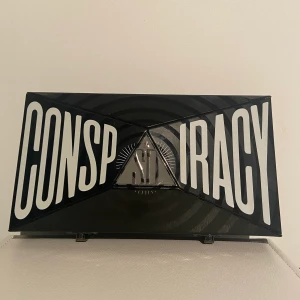 jeffree star cosmetics conspiracy eyeshadow palette - Knappt använd ögonskuggspalette från Jeffree star cosmetics. Har original förpackning kvar. Kan skickas på post. Vet ej original priset