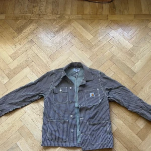 Carhartt mörkblå/vit-randig jeansjacka - Carhartt jeansjacka. Blå/vit-randig.  Aldrig använd. Inköpspris 1800kr