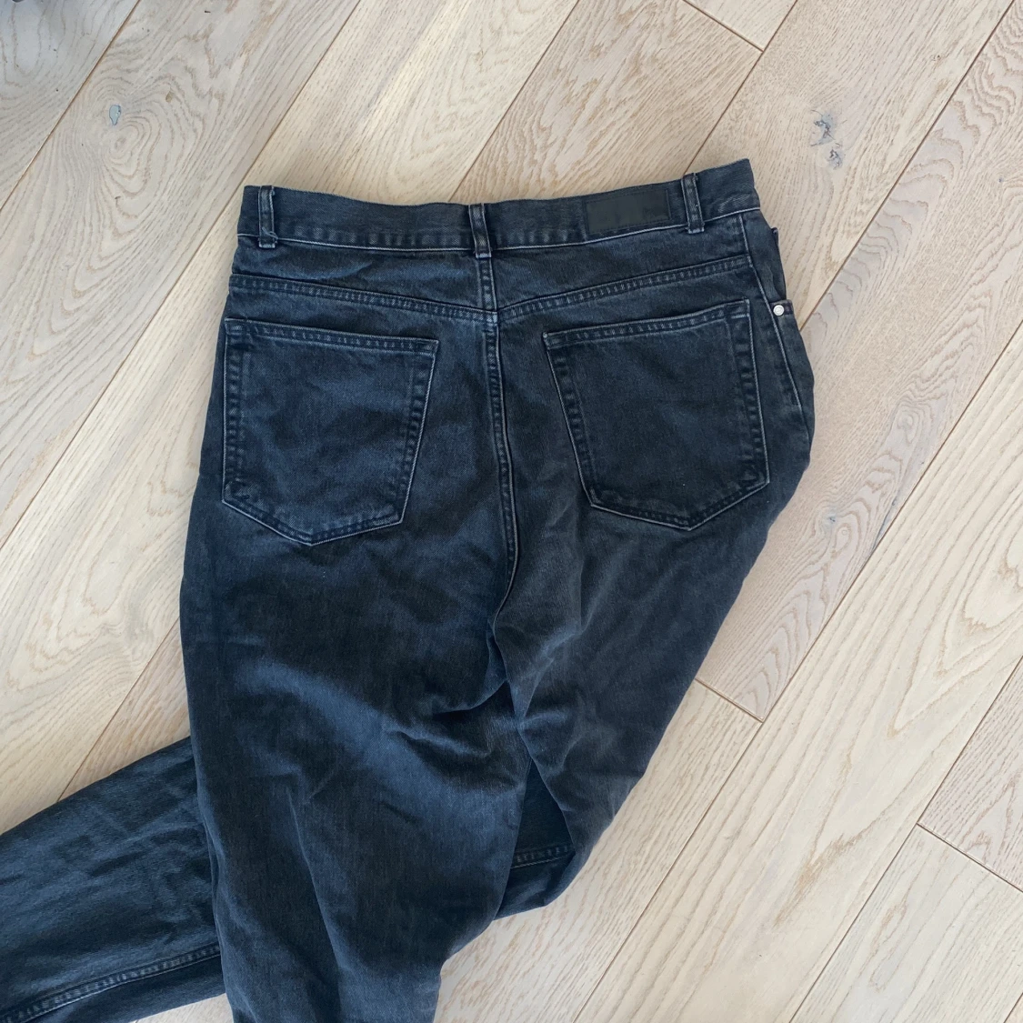 Grå/svarta jeans från Bikbok - 90