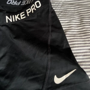 Träningsshorts Nike - Superfina träningsshorts från Nike som är för små för mig! Använda endast fåtal gånger så som nya!🤍 Hör gärna av dig för fler bilder eller vid eventuella frågor!☺️
