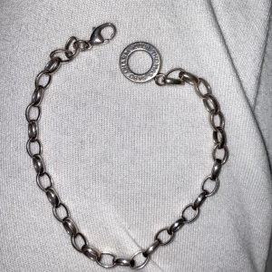 Thomas Sabo armband - Säljer detta fina Thomas Sabo armband då jag inte längre använder silver smycken. Väldigt fint, går självklart att putsa upp!  Vill man ha ett annat frakt sätt så är det bara att komma med förslag!