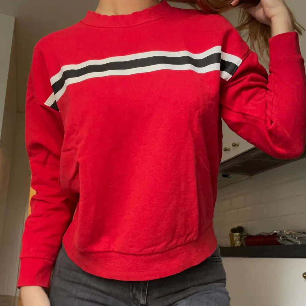 röd gina tricot tröja i storlek S, som ny, väldigt mjuk inuti och utanpå❤️. Hoodies.