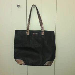 Stor Jimmy Choo väska - Helt oanvänd Jimmy Choo väska, därav plasten på märket! Stor och rymmer mycket! Säljes nu pga flytt. 