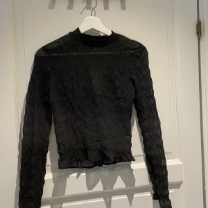 Svart blus Hm - Oanvänd söt tröja från hm storlek S 100kr