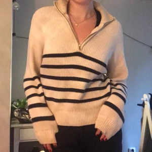 Randig stickad tröja - Supersöt randig tröja, det står xs på lappen men jag är en s och den sitter lite oversice på mig så skulle säga xs-m. Pris+frakt