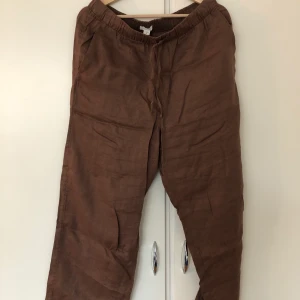 Arket linnebyxor bruna M - Använda en gång men för stora för mig så säljer vidare. Helt nyskick.