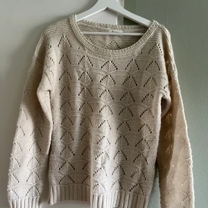 Stickad tröja från Vila - Stickad tröja från Vila i strl S. 70 % ull, 20 % polyamid och 10 % Kashmir. Fint skick utan anmärkningar. 
