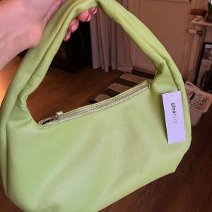 Säljer denna gröna handväska jag köpt ifrån GinaTricot, prislapp kvar! Nypris 300 kr, säljer för 100 kr + 50 kr frakt 💚