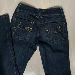 Jättesnygga lågmidjade jeans från DKNY. Fina detaljer på bakfickorna! Står ingen storlek men skulle tippa på S. 100 + frakt