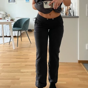 Mysbyxor - Lågmidjade mysbyxor från Reebok i strl XS o begagnat skick 🫶🏼 Jag är 1,60 för referens. Fraktas spårbart för 49 kr! ❤️‍🔥 