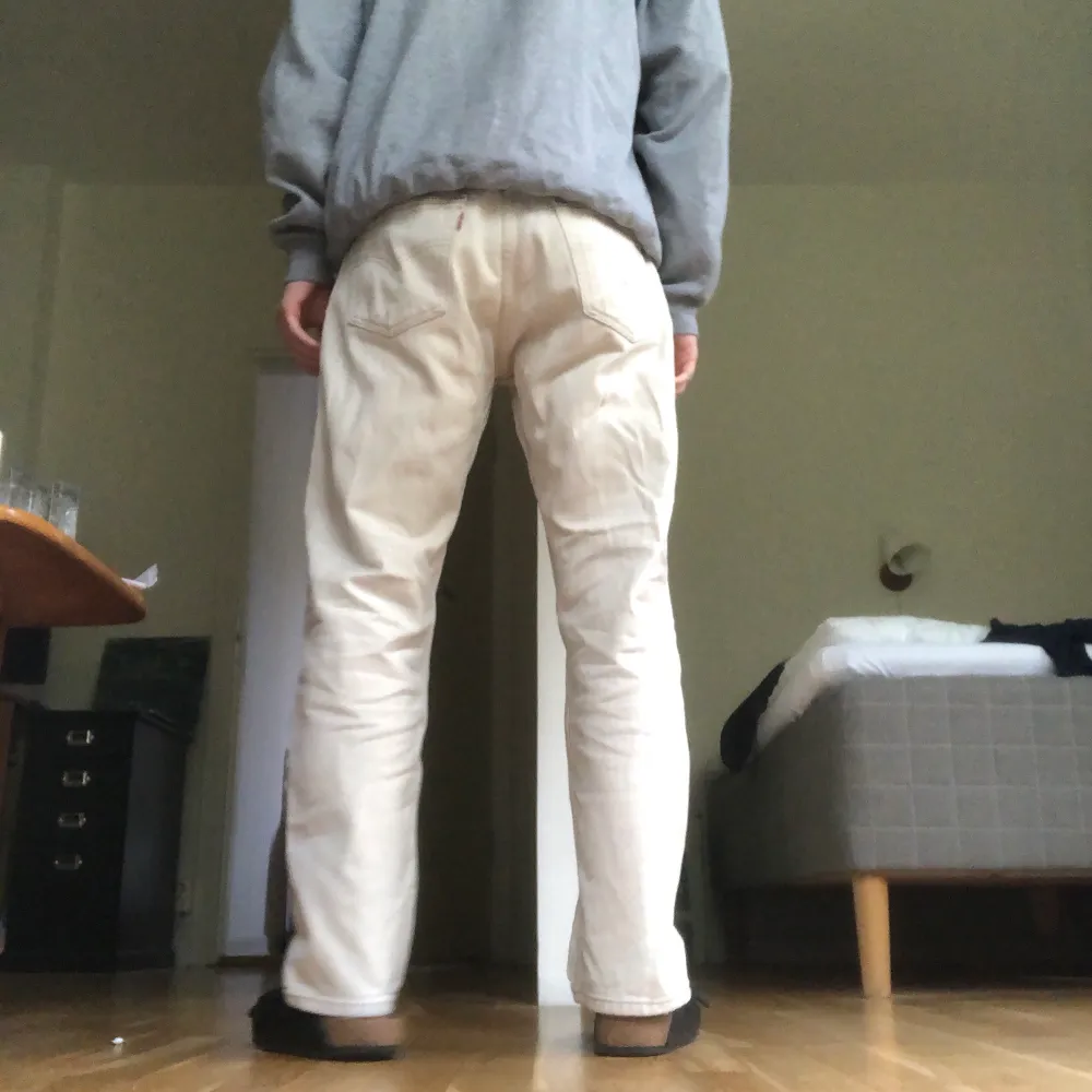 Feta beige/vita levis 501:or som måste bort🤝. Jeans & Byxor.