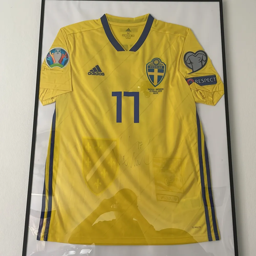 Match worn Rumänien 23 mars 2019 i Solna. Viktor Claesson tröja storlek M och signerad med hans namn av honom. T-shirts.