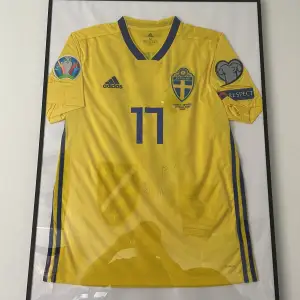 Match worn Rumänien 23 mars 2019 i Solna. Viktor Claesson tröja storlek M och signerad med hans namn av honom