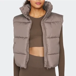 Puffer Vest Bikbok - Säljer denna bruna väst från BikBok, passar perfekt nu inför höst/vinter. Nypris 399, säljer för 100 kr.