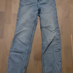 Säljer mina jeans som jag har köpt från bikbok för typ ett år sen. Köptes för 600 men säljer för runt 300.