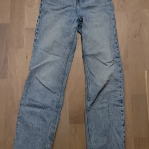 Bikbok Jeans Highwaisted - Säljer mina jeans som jag har köpt från bikbok för typ ett år sen. Köptes för 600 men säljer för runt 300.
