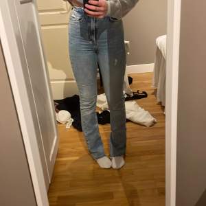 Säljer dessa jätte fina jeans från zara. Finns ej arg köpa på hemsidan. Säljer då dom blivit för små. Köparen står för frakt 