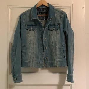 Jeansjacka - En jeansjacka i nyskick ifrån PRÊT. Storlek 40 men liten i storleken. Oanvänd. 150kr + frakt (cirka 50kr)