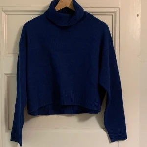 Mörkblå Stickad Trurtleneck - En mörkblå stickad turtleneck ifrån HM. Lite croppad. Oanvänd. 80kr + frakt (cirka 50kr)