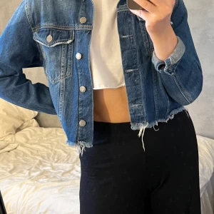 Jeansjacka BikBok  - Jättefin croppad jeansjacka från Bikbok som inte kommer till användning! Använd max 2 gånger så mycket bra skick.🤍 Hör av dig för fler bilder eller vid eventuella frågor!☺️