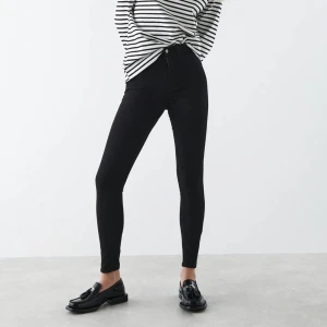 Svarta Molly jeans Gina Tricot - Säljer mina gamla Molly jeans från Gina Tricot som är försmå för mig, därav är bilderna lånade. Hör av er för fler bilder eller vid eventuella frågor!🤍