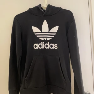 Adidashoodie - En adidas huvtröja i xs som jag säljer för 70kr💓