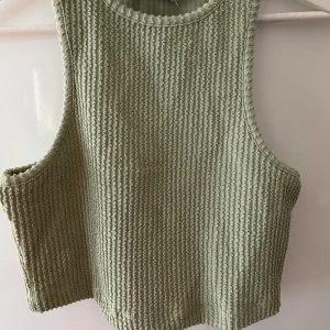 Grön topp - Jättefin ljusgrön topp från NA-KD, endast använd vid ett tillfälle så är som ny💚