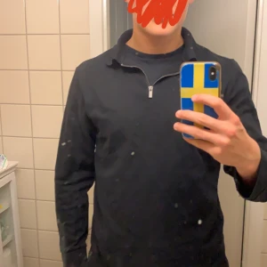 Half zip weekday - Säljer en svart weekday half zip sweatshirt. Den är i väldigt bra skick. Har tyvärr vuxit ur den så hoppas den kan hitta en ny ägare. Den är i small men kan även passa för folk som har medium.