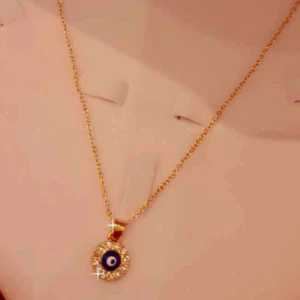 Halsband guldpläterad - Säljer the Evil Eye halsband i guldpläterad. OBS! Tappar INTE färg i kontakt med vatten.  Finns ett par kvar. (Alla lika dana)  Frakt endast 14kr Tillkommer Ask. 120kr