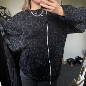 Stickad - Glittrig stickad från H&M, nopprar inte och är så himla fin men har bara fått användning för den en gång