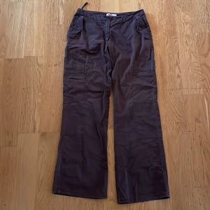 Cargobyxor  - Slitna men fortfarande i bra skick. 74 cm runt midjan och är lite för korta för mig som är 180.