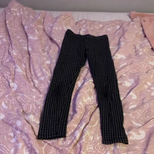 Hm - Ett par rutiga byxor. Storlek 128. Säljer för att dom är försmå.           