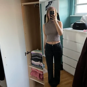Zara stockad topp - Så fint stickat linne från zara, aldrig använt!  Skriv för frågor, fler bilder eller vid intresse! Checka in restan av profilen för jag rensar garderoben💕💕