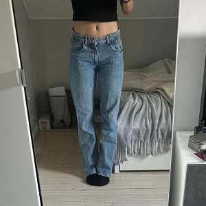Snygga midrise jeans från Zara i storlek 40 men säljer då de är lite stora på mig som vanligtvis har 36/38 i jeans. Skriv för fler bilder!❤️