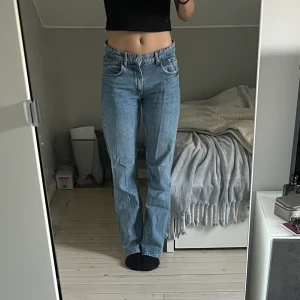 Zara midrise jeans  - Snygga midrise jeans från Zara i storlek 40 men säljer då de är lite stora på mig som vanligtvis har 36/38 i jeans. Skriv för fler bilder!❤️