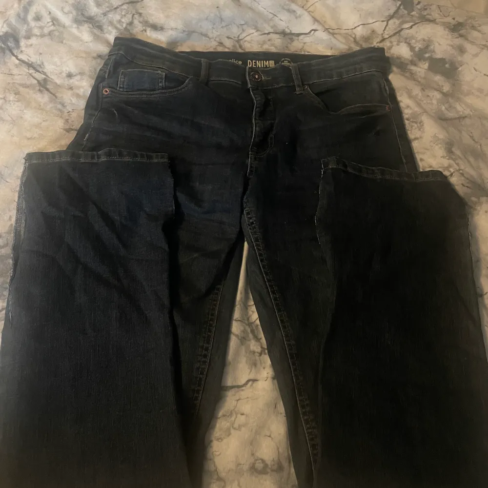 Hej, säljer ett par mörk blåa lågmidjade jeans i bara skick med slits där nere!. Jeans & Byxor.