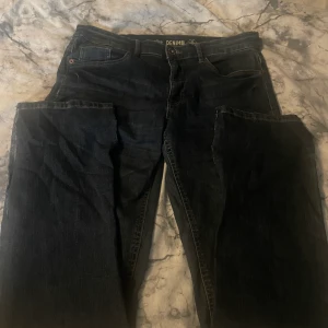 Jeans  - Hej, säljer ett par mörk blåa lågmidjade jeans i bara skick med slits där nere!