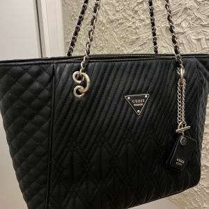 Guess  - Ny 1500. Inga skador men använd 