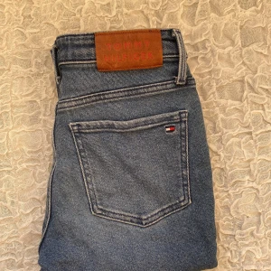 Tommy hilfiger jeans - Säljer mina Tommy.h jeans då dom inte sitter så jätte bra på just mig. Använda 1-2 gånger.  Jeansen är skinny jeans och är i midwaist. Dom sitter bra i längden på mig som är 161. Nypris: 1000kr (skriv för mer bilder) ❤️