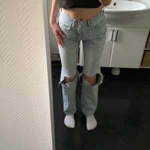 Gina tricot jeans!! (Petite)  - Hej! säljer ett par jätte fina Gina jeans i en ljusblå färg, dom sitter bra i längden på mig som är 161. Jeansen är i användt  skick.💕 Hålen på jeansen är lite större än vad dom ska va men det har blivit så efter att man böjt sig osv!💕 nypris: 499kr 