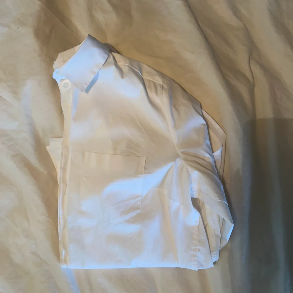 Klassisk vit skjorta från H&M. Nästan aldrig använd. Köptes för att använda på praoplats i 8an (4 år sedan) och har hängt i gaderoben sedan dess. Så gott som nyskick. Stl 40 men passar som 36. Felmärkt eller väldigt liten i storleken antar jag🤷‍♀️. Skjortor.