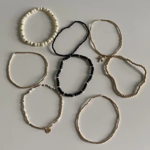 Guldiga armband - Guldiga armband som du får välja att blanda helt fritt!!🤪 39kr/st 