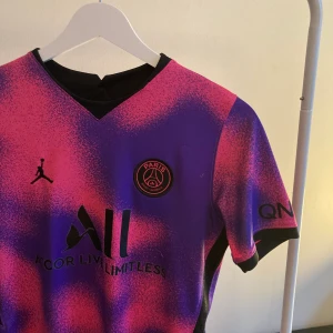 Psg X Air Jordan - Skick 9,5/10 knappt använt, nypris 499kr.