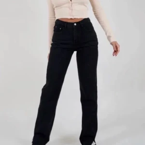 Venderbys  - Säljer dessa jättefina straight jeans med slits från Venderbys, jag är 1,68 passar i längden men dom är lite för tighta för mig . Pris kan diskuteras Köparen står för frakten! (Inte mina bilder)❤️