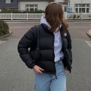 The north face jacka - Säljer denna fina jacka från the north face. Köptes förra vintern och användes fåtal gånger, fortfarande i nyskick. Säljer för att jag inte får användning av den. Skriv privat för egna bilder. Köparen står för frakten.