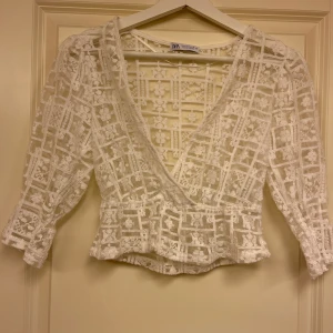 Vit Festtopp Zara - Cropped topp i genomskinligt material från Zara. 